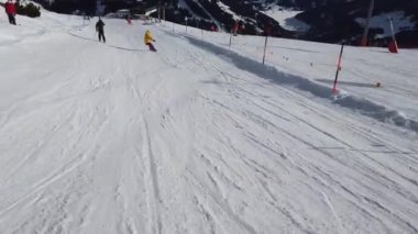 Snowboardcular Alplerin tozlu yamaçlarının tadını çıkarıyorlar.