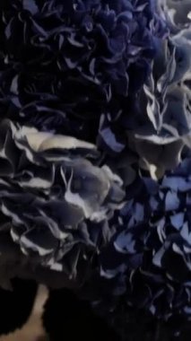 Sevgililer Günü için çiçek buketi yapan çiçekçinin yakın çekimi.