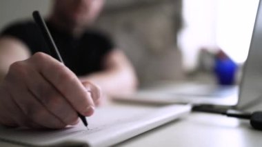 Adam düşüncelerini deftere yazıyor. Kişisel Günlük. Depresyonu yenmek. Kişisel yardım