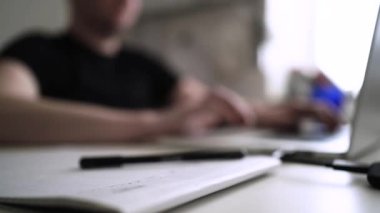 Adam düşüncelerini deftere yazıyor. Kişisel Günlük. Depresyonu yenmek. Kişisel yardım