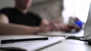 Adam düşüncelerini deftere yazıyor. Kişisel Günlük. Depresyonu yenmek. Kişisel yardım