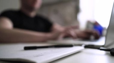 Adam düşüncelerini deftere yazıyor. Kişisel Günlük. Depresyonu yenmek. Kişisel yardım