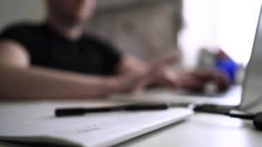 Adam düşüncelerini deftere yazıyor. Kişisel Günlük. Depresyonu yenmek. Kişisel yardım