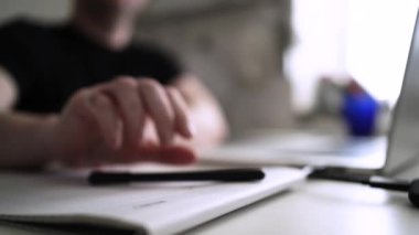 Adam düşüncelerini deftere yazıyor. Kişisel Günlük. Depresyonu yenmek. Kişisel yardım