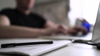 Adam düşüncelerini deftere yazıyor. Kişisel Günlük. Depresyonu yenmek. Kişisel yardım