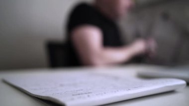 Adam düşüncelerini deftere yazıyor. Kişisel Günlük. Depresyonu yenmek. Kişisel yardım
