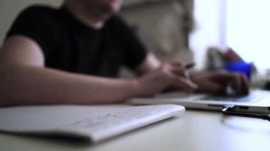 Adam düşüncelerini deftere yazıyor. Kişisel Günlük. Depresyonu yenmek. Kişisel yardım