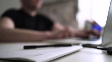 Adam düşüncelerini deftere yazıyor. Kişisel Günlük. Depresyonu yenmek. Kişisel yardım
