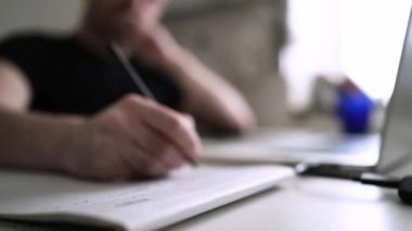 Adam düşüncelerini deftere yazıyor. Kişisel Günlük. Depresyonu yenmek. Kişisel yardım