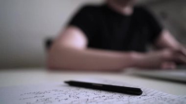 Adam düşüncelerini deftere yazıyor. Kişisel Günlük. Depresyonu yenmek. Kişisel yardım