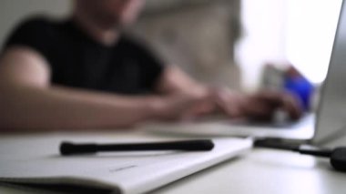 Adam düşüncelerini deftere yazıyor. Kişisel Günlük. Depresyonu yenmek. Kişisel yardım