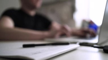 Adam düşüncelerini deftere yazıyor. Kişisel Günlük. Depresyonu yenmek. Kişisel yardım