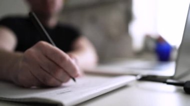 Adam düşüncelerini deftere yazıyor. Kişisel Günlük. Depresyonu yenmek. Kişisel yardım
