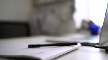 Adam düşüncelerini deftere yazıyor. Kişisel Günlük. Depresyonu yenmek. Kişisel yardım