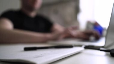 Adam düşüncelerini deftere yazıyor. Kişisel Günlük. Depresyonu yenmek. Kişisel yardım