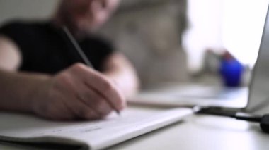 Adam düşüncelerini deftere yazıyor. Kişisel Günlük. Depresyonu yenmek. Kişisel yardım
