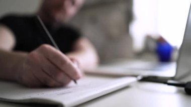 Adam düşüncelerini deftere yazıyor. Kişisel Günlük. Depresyonu yenmek. Kişisel yardım