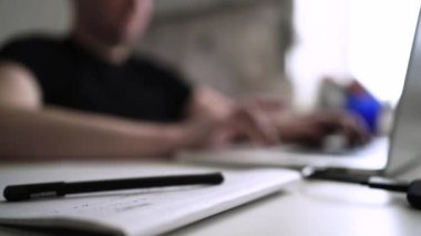 Adam düşüncelerini deftere yazıyor. Kişisel Günlük. Depresyonu yenmek. Kişisel yardım
