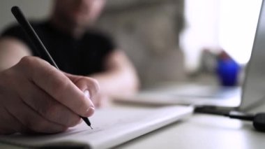 Adam düşüncelerini deftere yazıyor. Kişisel Günlük. Depresyonu yenmek. Kişisel yardım