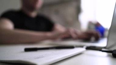 Adam düşüncelerini deftere yazıyor. Kişisel Günlük. Depresyonu yenmek. Kişisel yardım