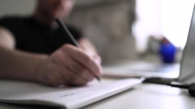 Adam düşüncelerini deftere yazıyor. Kişisel Günlük. Depresyonu yenmek. Kişisel yardım
