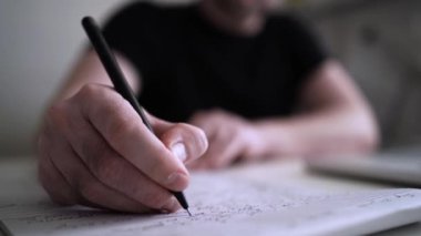 Adam düşüncelerini deftere yazıyor. Kişisel Günlük. Depresyonu yenmek. Kişisel yardım