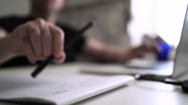 Adam düşüncelerini deftere yazıyor. Kişisel Günlük. Depresyonu yenmek. Kişisel yardım