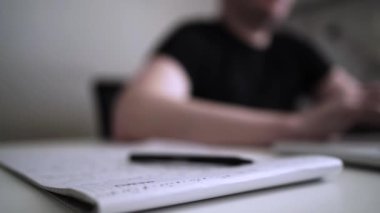 Adam düşüncelerini deftere yazıyor. Kişisel Günlük. Depresyonu yenmek. Kişisel yardım