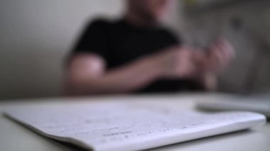 Adam düşüncelerini deftere yazıyor. Kişisel Günlük. Depresyonu yenmek. Kişisel yardım