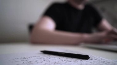 Adam düşüncelerini deftere yazıyor. Kişisel Günlük. Depresyonu yenmek. Kişisel yardım
