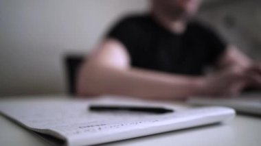 Adam düşüncelerini deftere yazıyor. Kişisel Günlük. Depresyonu yenmek. Kişisel yardım