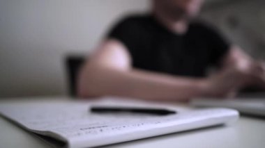 Adam düşüncelerini deftere yazıyor. Kişisel Günlük. Depresyonu yenmek. Kişisel yardım