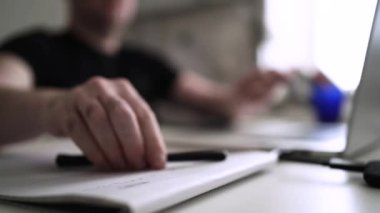 Adam düşüncelerini deftere yazıyor. Kişisel Günlük. Depresyonu yenmek. Kişisel yardım