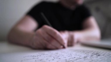 Adam düşüncelerini deftere yazıyor. Kişisel Günlük. Depresyonu yenmek. Kişisel yardım