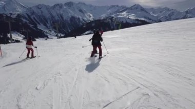 Snowboardcu Alplerin tozlu yamaçlarının tadını çıkarıyor.