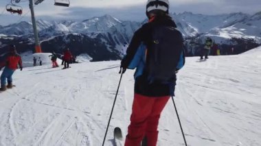 Snowboardcu Alplerin tozlu yamaçlarının tadını çıkarıyor.