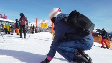 Snowboardcu Alplerin tozlu yamaçlarının tadını çıkarıyor.