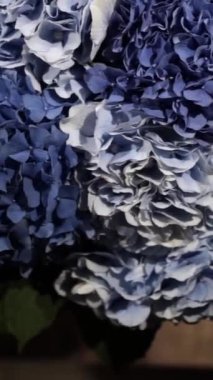 Sevgililer Günü için çiçek buketi yapan çiçekçinin yakın çekimi.