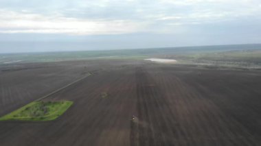 Mavi Traktör, Ukrayna 'da Ayçiçeği tohumları ekiyor.
