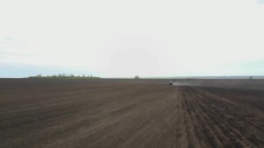 Mavi Traktör, Ukrayna 'da Ayçiçeği tohumları ekiyor.