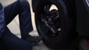 Tamirci Yaz Lastiklerini Kış Lastikleri İçin Değiştirdi