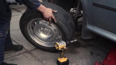Tamirci Yaz Lastiklerini Kış Lastikleri İçin Değiştirdi