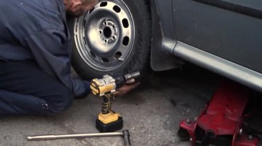 Tamirci Yaz Lastiklerini Kış Lastikleri İçin Değiştirdi