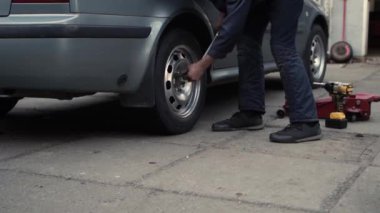Tamirci Yaz Lastiklerini Kış Lastikleri İçin Değiştirdi