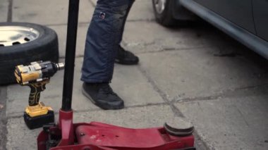 Tamirci Yaz Lastiklerini Kış Lastikleri İçin Değiştirdi