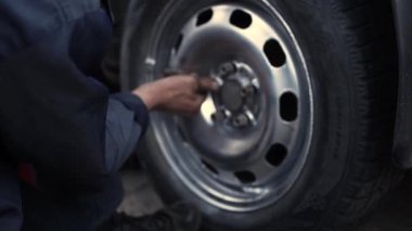 Tamirci Yaz Lastiklerini Kış Lastikleri İçin Değiştirdi