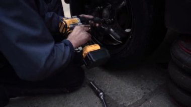 Tamirci Yaz Lastiklerini Kış Lastikleri İçin Değiştirdi