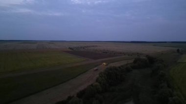 Geceleri Ukrayna 'da mısır tohumu doğrama yeşili