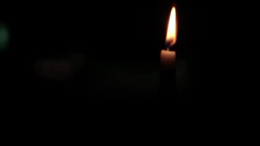 Yalnız Mum Karanlığı Aydınlatıyor