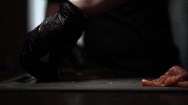 Karanlık Arkaplanda Taze Somon Bifteği Dilimleme